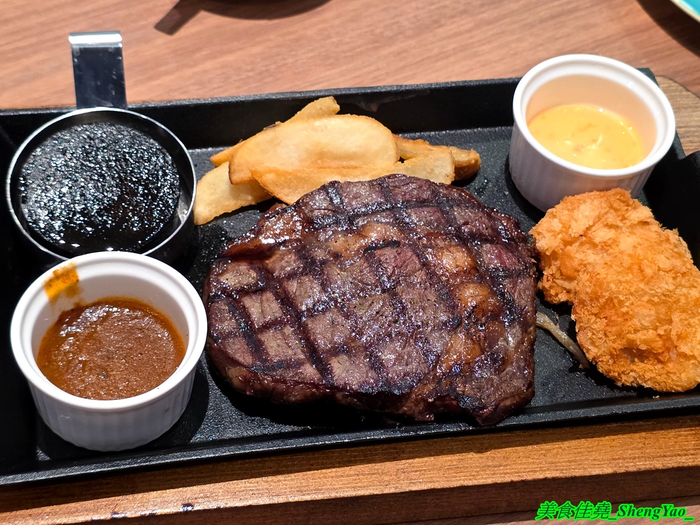 [台中梧棲]橫濱牛排 台中港三井店 – 來自日本的牛排+自助吧吃到飽，台中第二間店，排餐種類多樣，東西精緻好吃， 價格不算平價但值得一嚐。