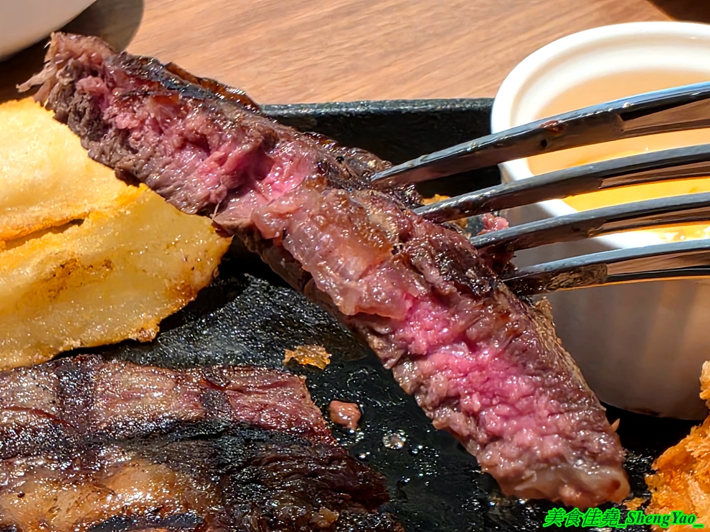 [台中梧棲]橫濱牛排 台中港三井店 – 來自日本的牛排+自助吧吃到飽，台中第二間店，排餐種類多樣，東西精緻好吃， 價格不算平價但值得一嚐。