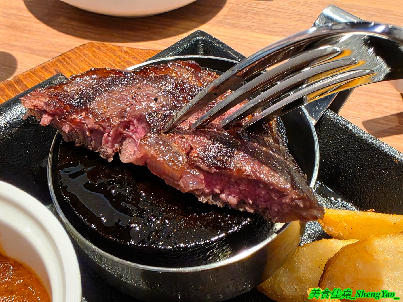 [台中梧棲]橫濱牛排 台中港三井店 – 來自日本的牛排+自助吧吃到飽，台中第二間店，排餐種類多樣，東西精緻好吃， 價格不算平價但值得一嚐。