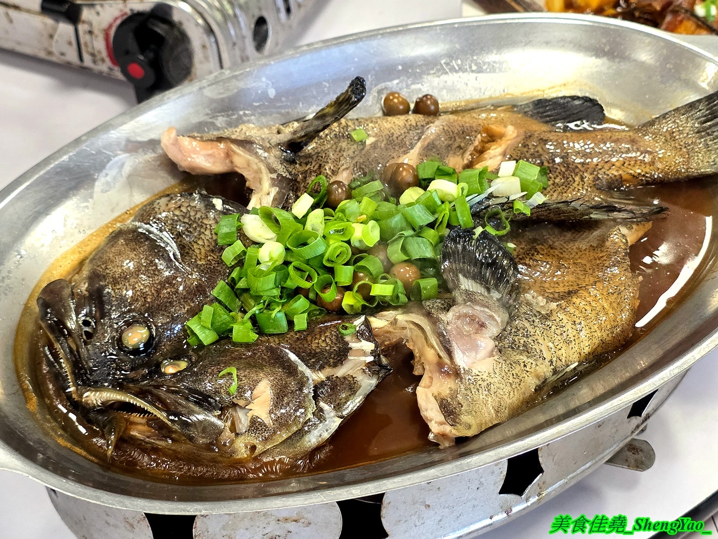 [台中沙鹿]黃師傅活海鮮 – 黃師傅活海鮮2026除夕外帶年菜，八道菜有開胃冷菜有魚有雞湯有佛跳牆，另外還送你甜點，價格公道，份量十足。