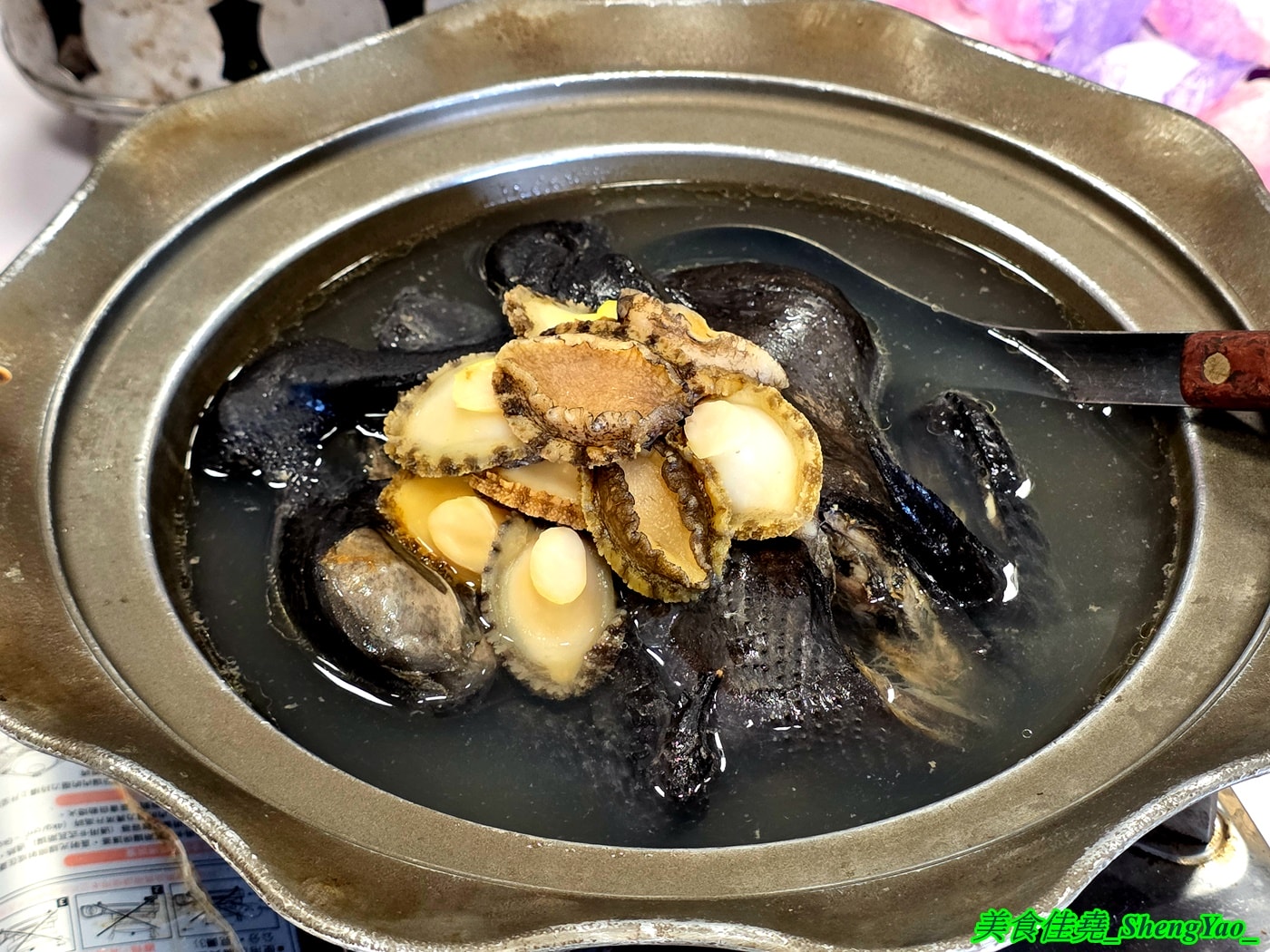 [台中沙鹿]黃師傅活海鮮 – 黃師傅活海鮮2026除夕外帶年菜，八道菜有開胃冷菜有魚有雞湯有佛跳牆，另外還送你甜點，價格公道，份量十足。