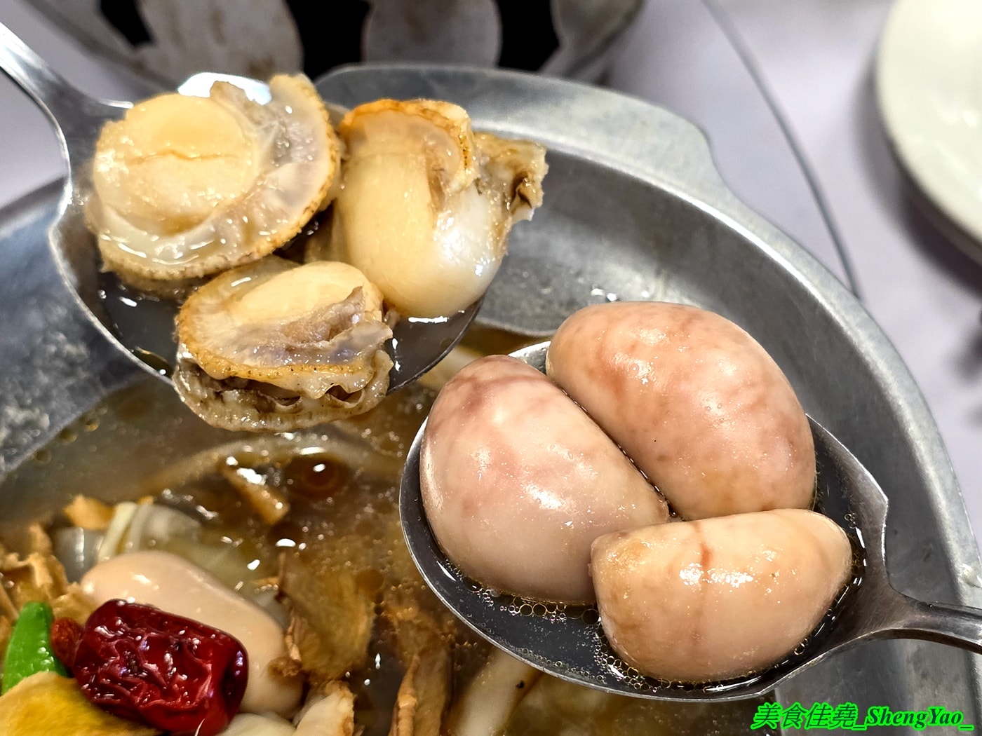 [台中沙鹿]黃師傅活海鮮 – 黃師傅活海鮮2026除夕外帶年菜，八道菜有開胃冷菜有魚有雞湯有佛跳牆，另外還送你甜點，價格公道，份量十足。