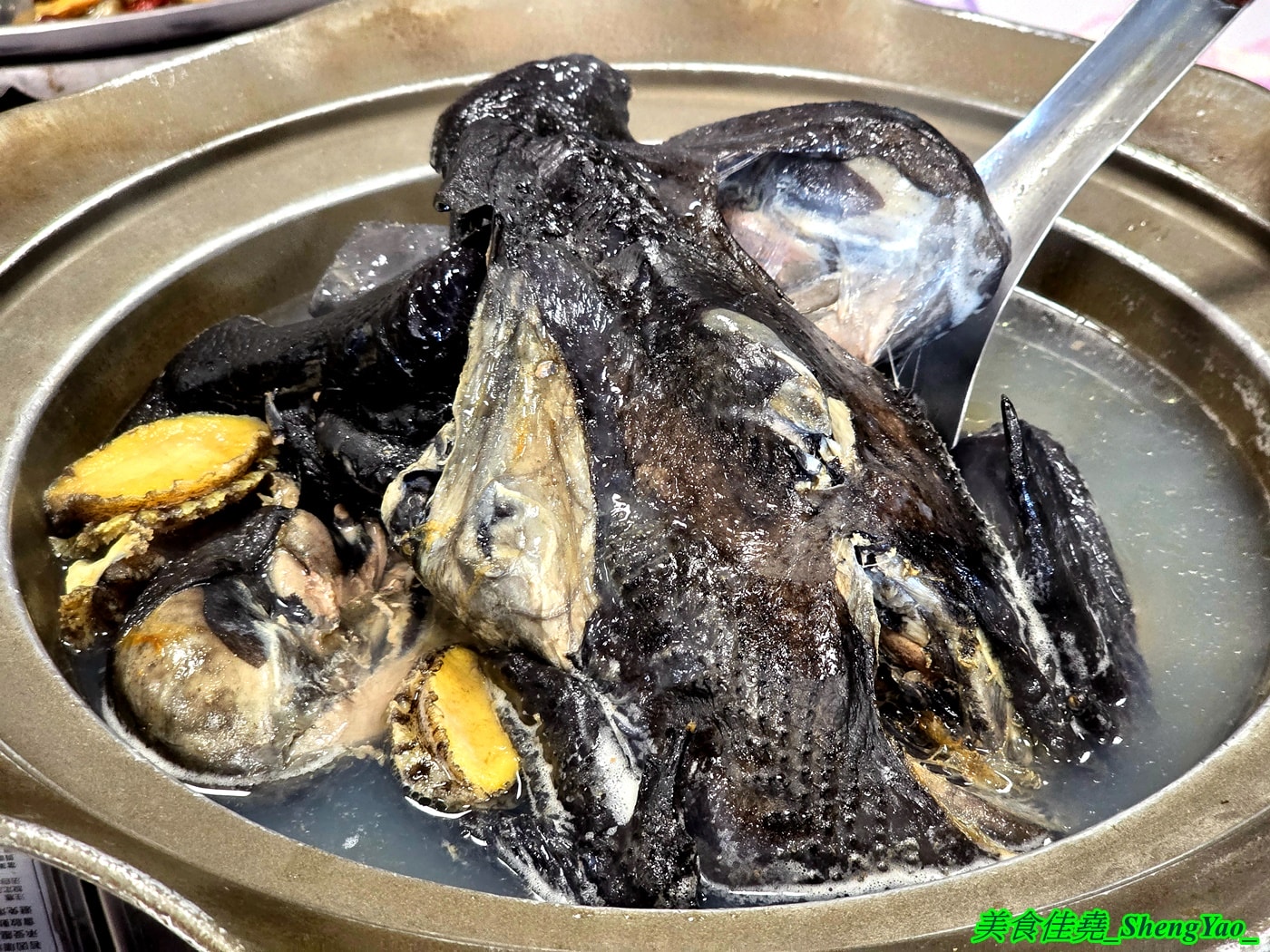 [台中沙鹿]黃師傅活海鮮 – 黃師傅活海鮮2026除夕外帶年菜，八道菜有開胃冷菜有魚有雞湯有佛跳牆，另外還送你甜點，價格公道，份量十足。