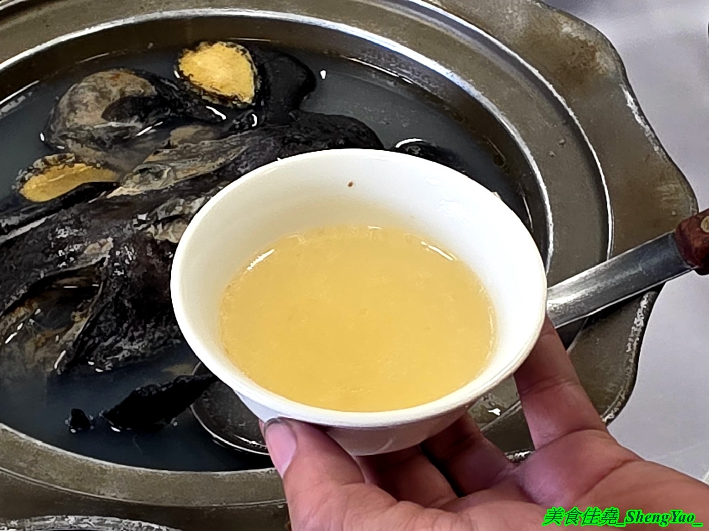 [台中沙鹿]黃師傅活海鮮 – 黃師傅活海鮮2026除夕外帶年菜，八道菜有開胃冷菜有魚有雞湯有佛跳牆，另外還送你甜點，價格公道，份量十足。
