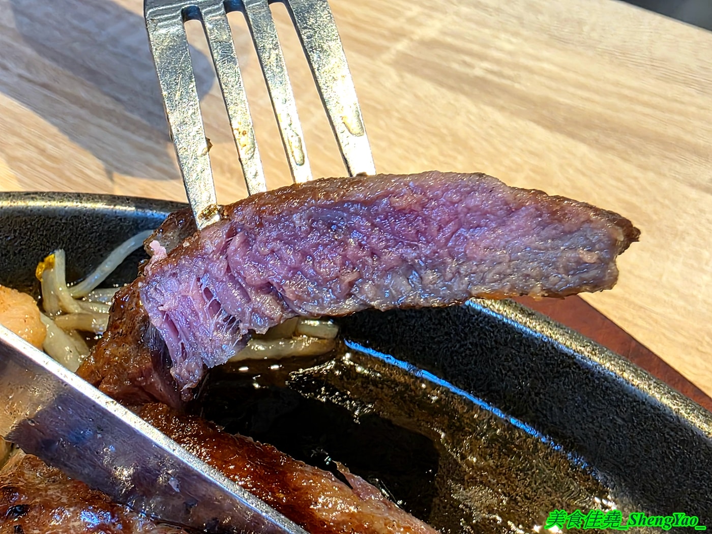 [台中大里]牛室炙燒牛排 BEEF HOUSE 台中大里店 – 台中最狂牛排自助吧吃到飽2026新活動，平日自助吧任你吃只要339元，再+30元還能多一份經典排餐
