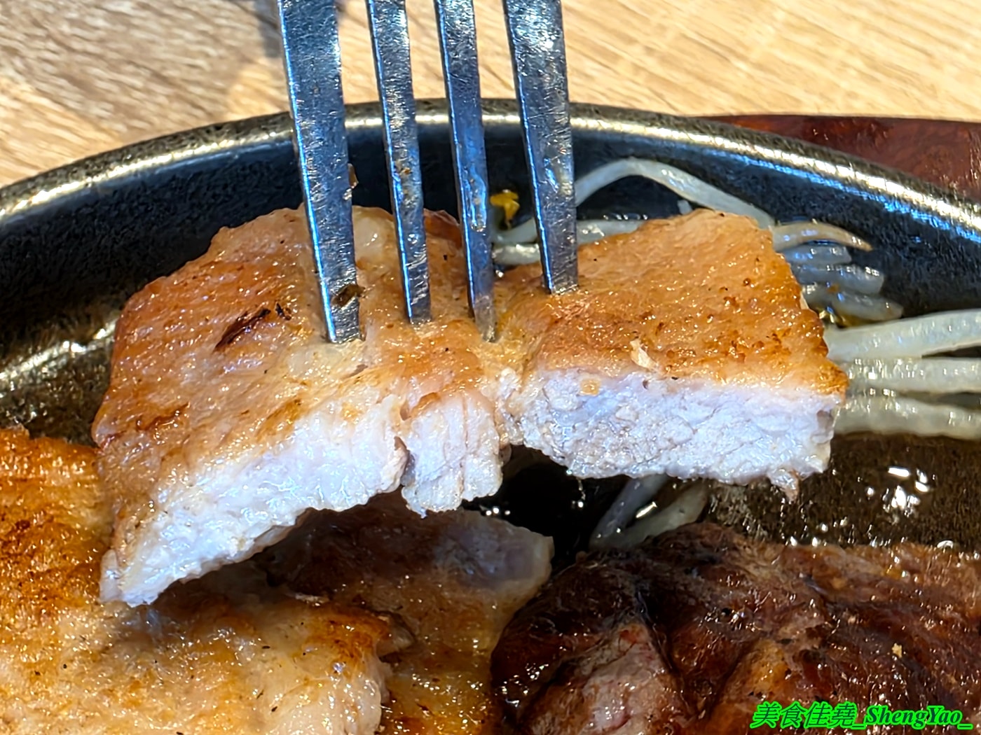 [台中大里]牛室炙燒牛排 BEEF HOUSE 台中大里店 – 台中最狂牛排自助吧吃到飽2026新活動，平日自助吧任你吃只要339元，再+30元還能多一份經典排餐