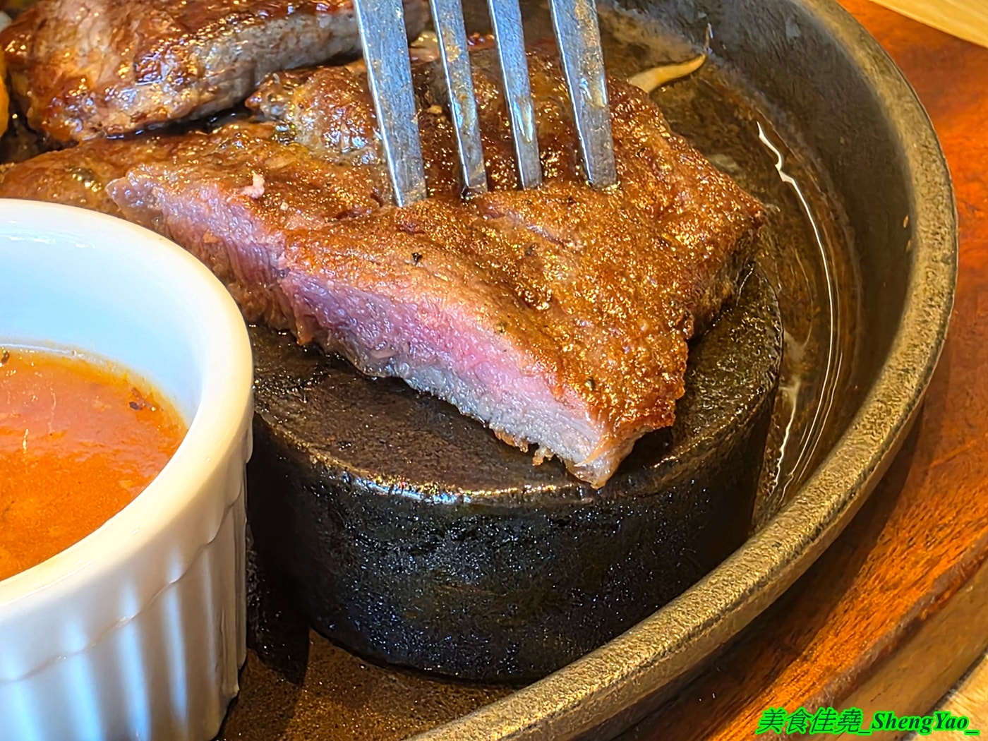 [台中大里]牛室炙燒牛排 BEEF HOUSE 台中大里店 – 台中最狂牛排自助吧吃到飽2026新活動，平日自助吧任你吃只要339元，再+30元還能多一份經典排餐
