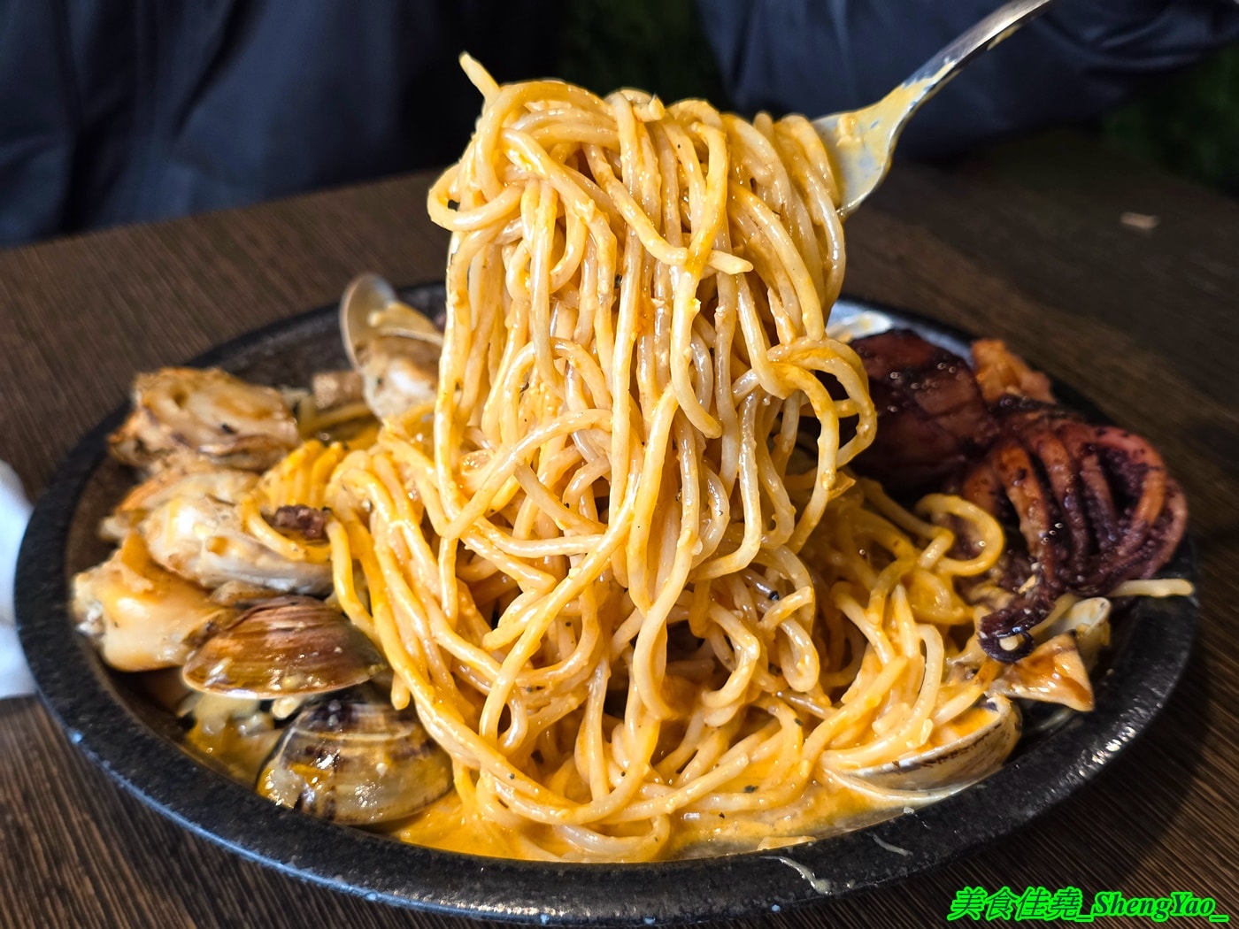 [台中北區]高沐 Pasta&Steak – 紅到外地人都特別來吃的神祕廢墟風義大利麵，餐點用料浮誇，口味有特色又好吃，一中商圈指標性餐廳。