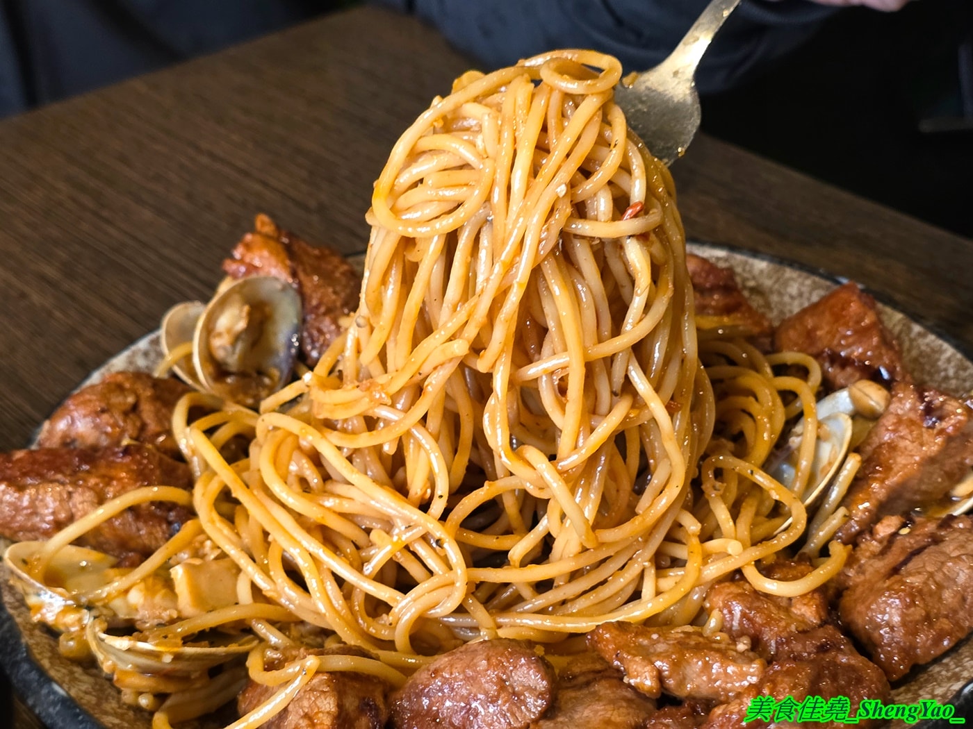 [台中北區]高沐 Pasta&Steak – 紅到外地人都特別來吃的神祕廢墟風義大利麵，餐點用料浮誇，口味有特色又好吃，一中商圈指標性餐廳。