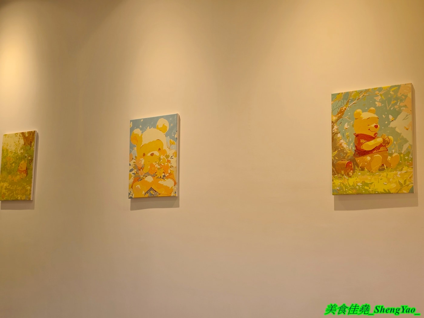 [台中沙鹿]Honey Corner 蜜糖角落 – 全台第一間小熊維尼故事主題下午茶，店內有一大堆和小熊維尼有關的娃娃和物品，還可以陪吃，療癒感整個拉滿。