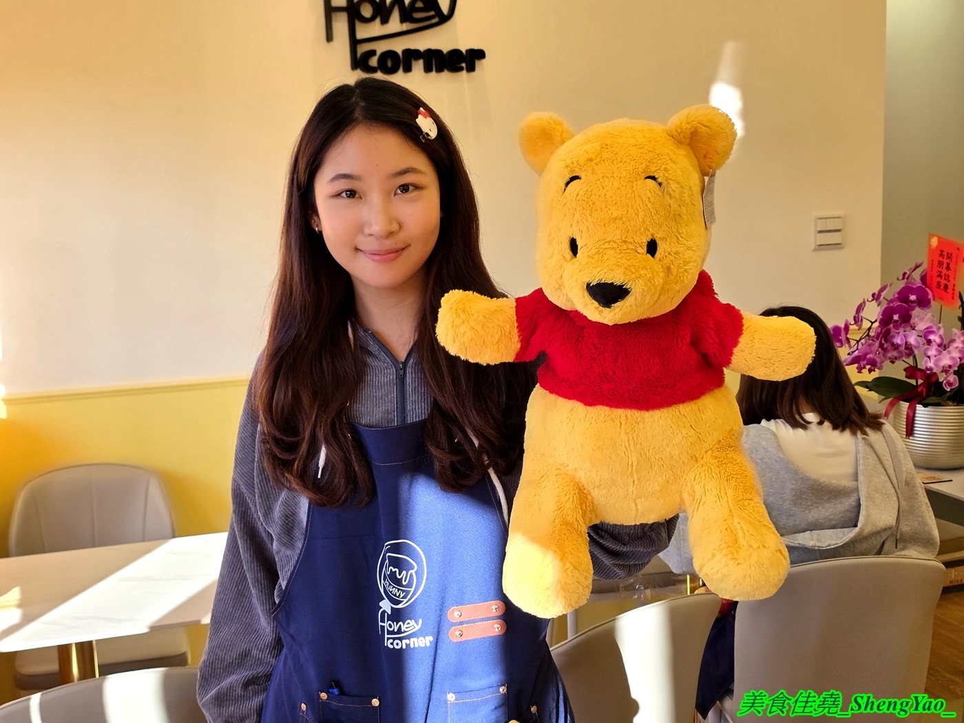 [台中沙鹿]Honey Corner 蜜糖角落 – 全台第一間小熊維尼故事主題下午茶，店內有一大堆和小熊維尼有關的娃娃和物品，還可以陪吃，療癒感整個拉滿。
