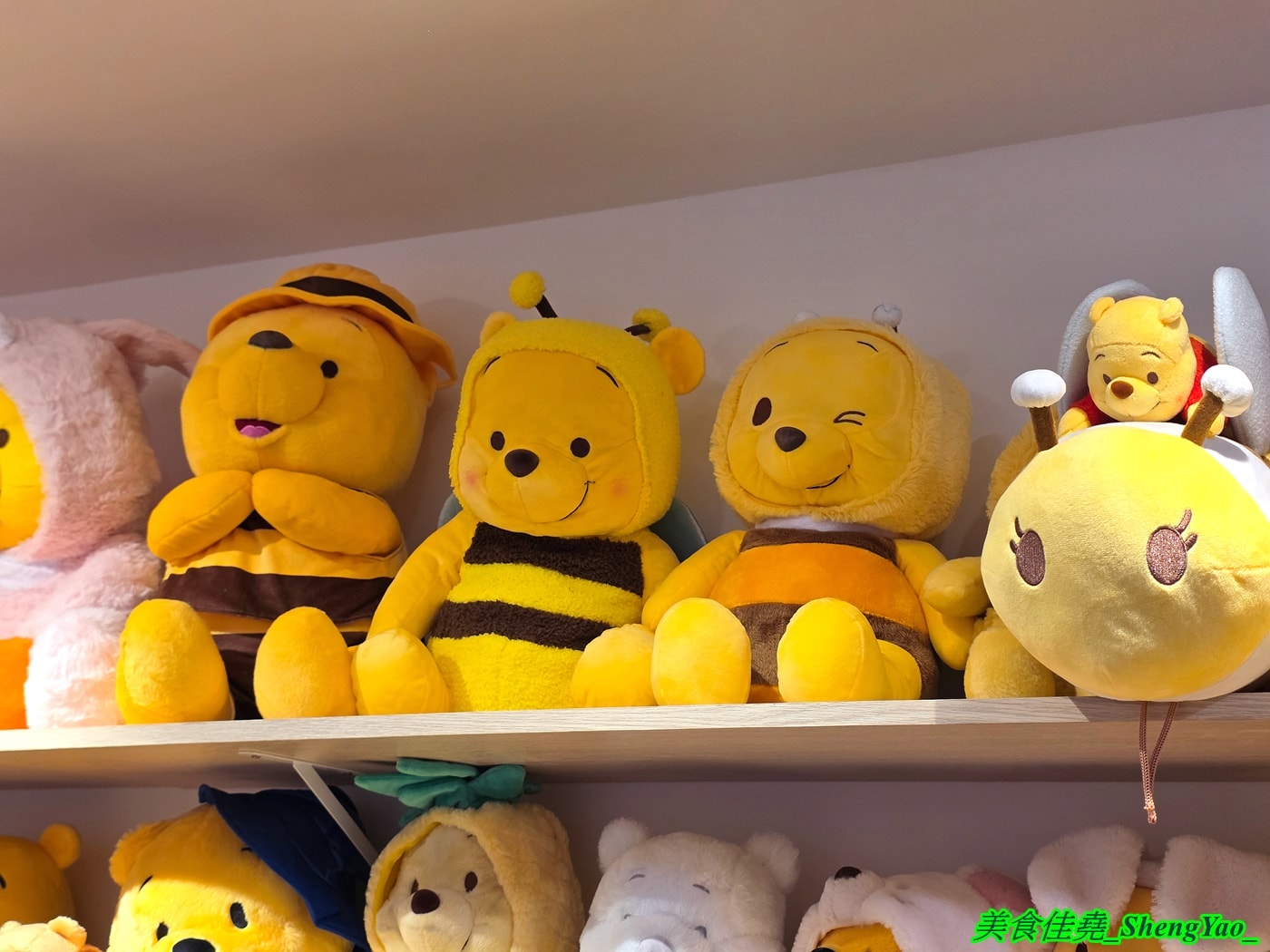 [台中沙鹿]Honey Corner 蜜糖角落 – 全台第一間小熊維尼故事主題下午茶，店內有一大堆和小熊維尼有關的娃娃和物品，還可以陪吃，療癒感整個拉滿。