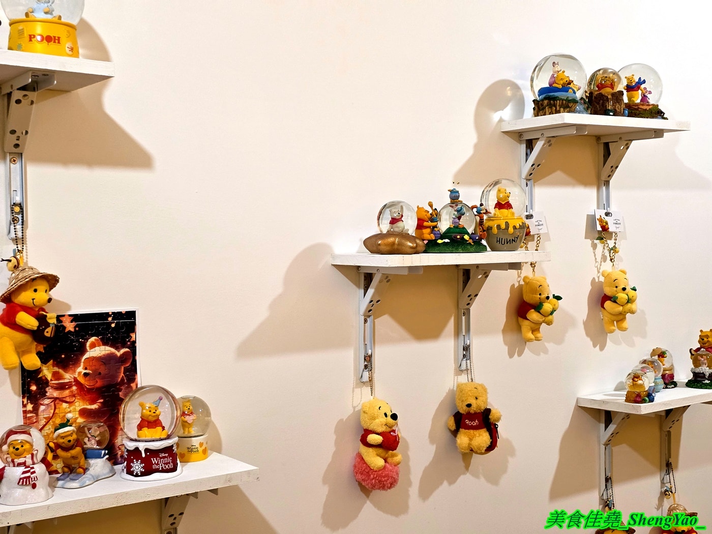 [台中沙鹿]Honey Corner 蜜糖角落 – 全台第一間小熊維尼故事主題下午茶，店內有一大堆和小熊維尼有關的娃娃和物品，還可以陪吃，療癒感整個拉滿。