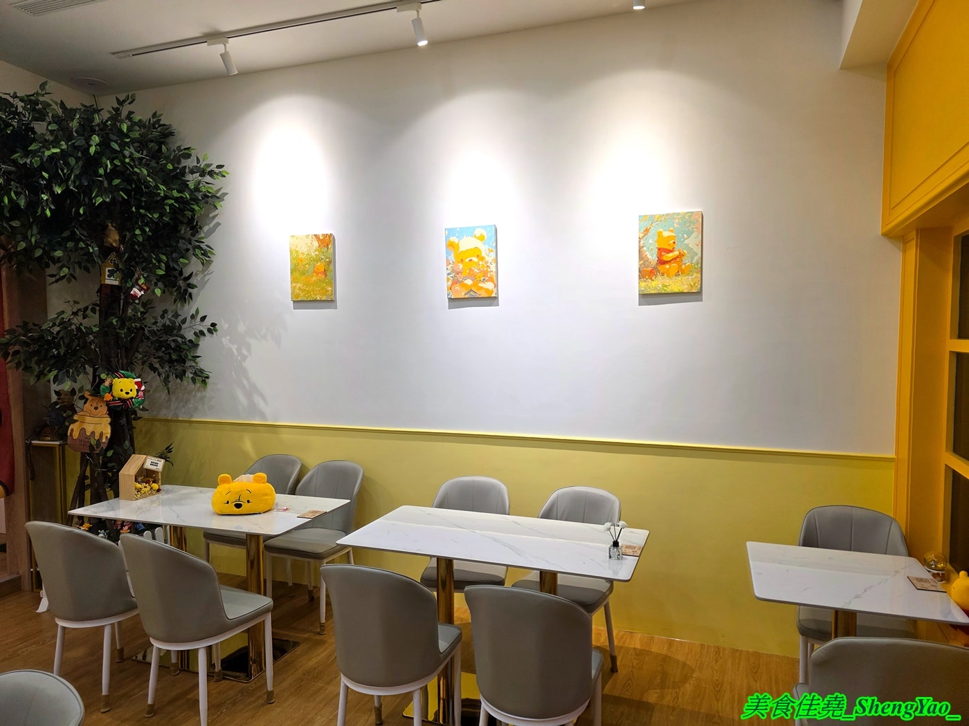 [台中沙鹿]Honey Corner 蜜糖角落 – 全台第一間小熊維尼故事主題下午茶，店內有一大堆和小熊維尼有關的娃娃和物品，還可以陪吃，療癒感整個拉滿。