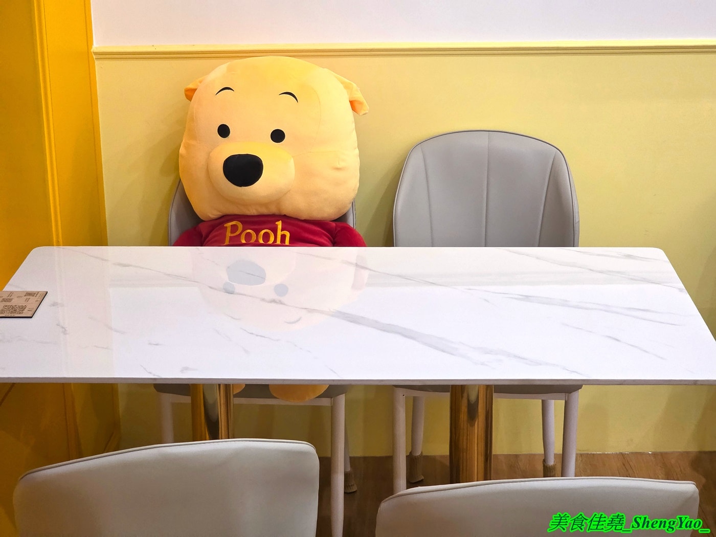 [台中沙鹿]Honey Corner 蜜糖角落 – 全台第一間小熊維尼故事主題下午茶，店內有一大堆和小熊維尼有關的娃娃和物品，還可以陪吃，療癒感整個拉滿。