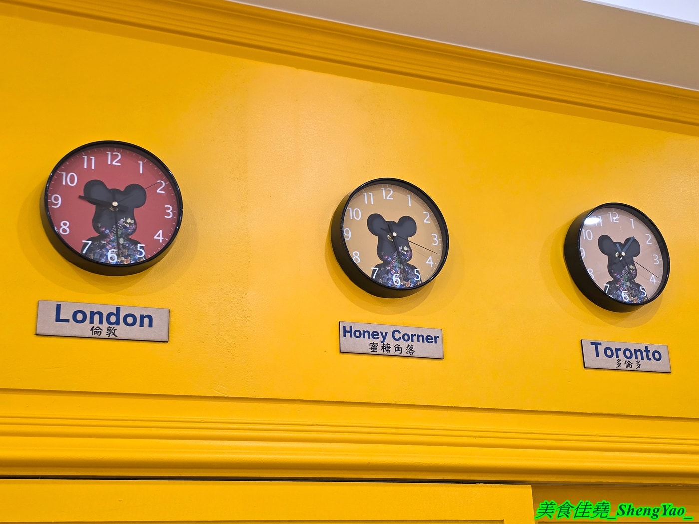 [台中沙鹿]Honey Corner 蜜糖角落 – 全台第一間小熊維尼故事主題下午茶，店內有一大堆和小熊維尼有關的娃娃和物品，還可以陪吃，療癒感整個拉滿。