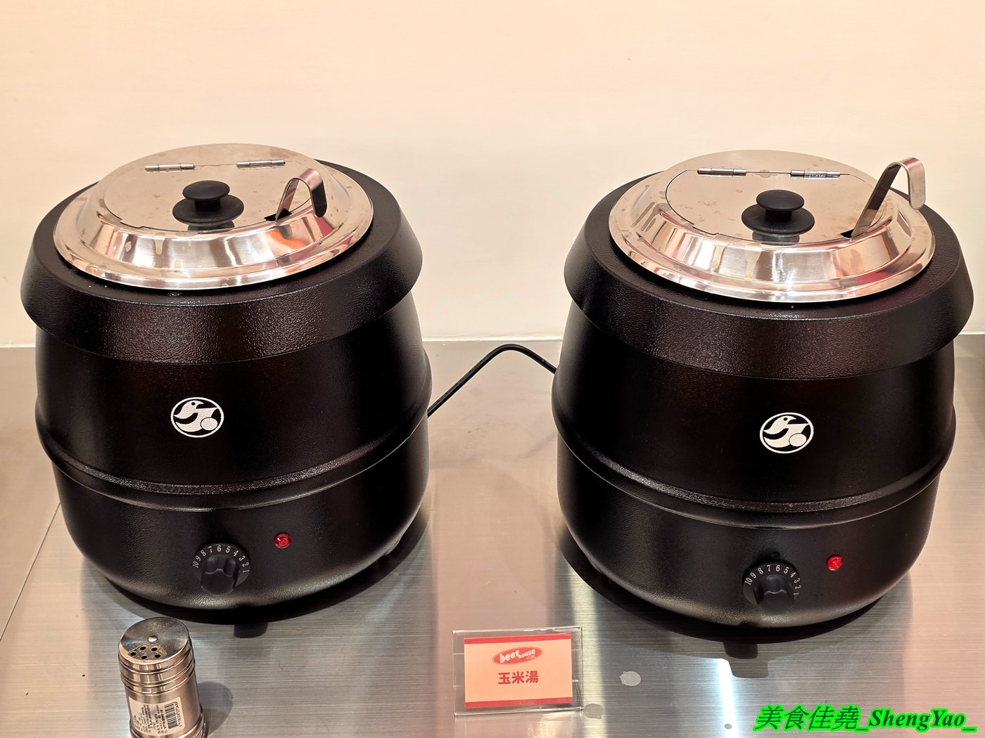 [台中北屯]小牛室 北屯軍功店 – 牛室炙燒牛排新品牌，不只是平價版的牛室，也有許多自己的特色，自助吧很用心，居然還有熱呼呼的關東煮，太讚了。
