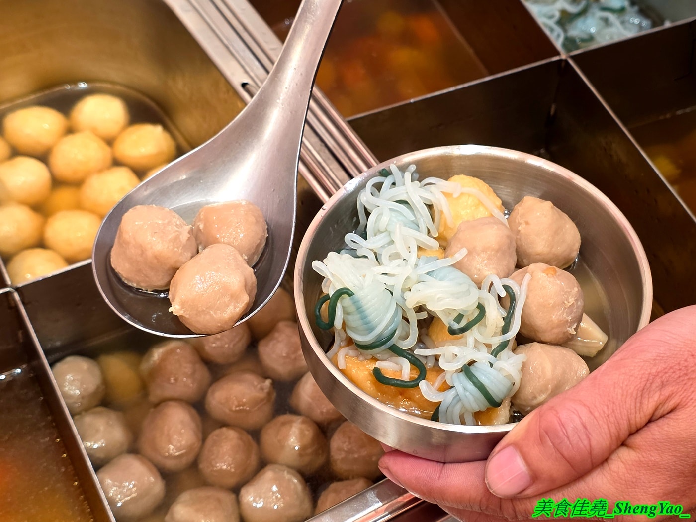[台中北屯]小牛室 北屯軍功店 – 牛室炙燒牛排新品牌，不只是平價版的牛室，也有許多自己的特色，自助吧很用心，居然還有熱呼呼的關東煮，太讚了。