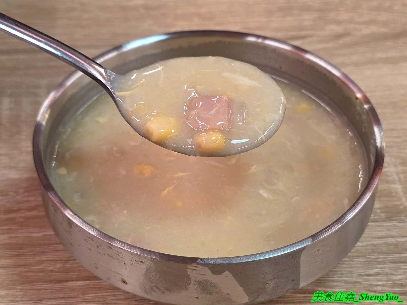 [台中北屯]小牛室 北屯軍功店 – 牛室炙燒牛排新品牌，不只是平價版的牛室，也有許多自己的特色，自助吧很用心，居然還有熱呼呼的關東煮，太讚了。