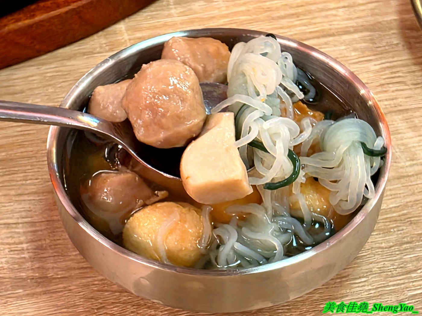[台中北屯]小牛室 北屯軍功店 – 牛室炙燒牛排新品牌，不只是平價版的牛室，也有許多自己的特色，自助吧很用心，居然還有熱呼呼的關東煮，太讚了。
