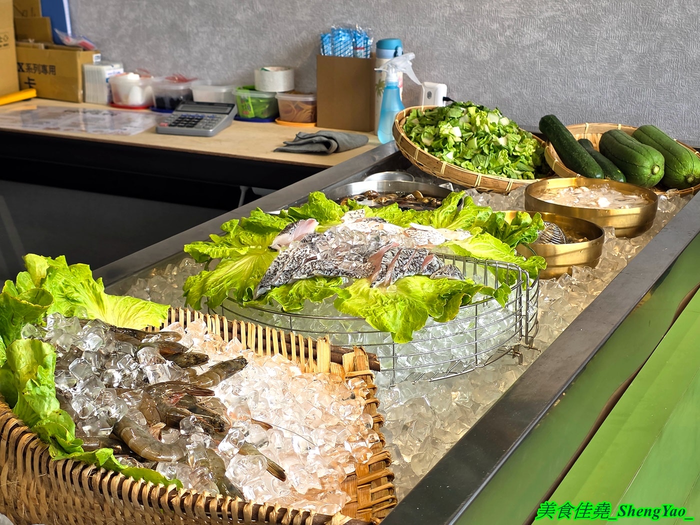 [台中西屯]粥粥爆料 – 台中新開幕海鮮粥專賣店，海鮮食材像BUFFET吃到飽直接陳列在冰檯上，新鮮看得見，用料實在，價格合理，開幕期間消費滿百就送燙鮮蚵。
