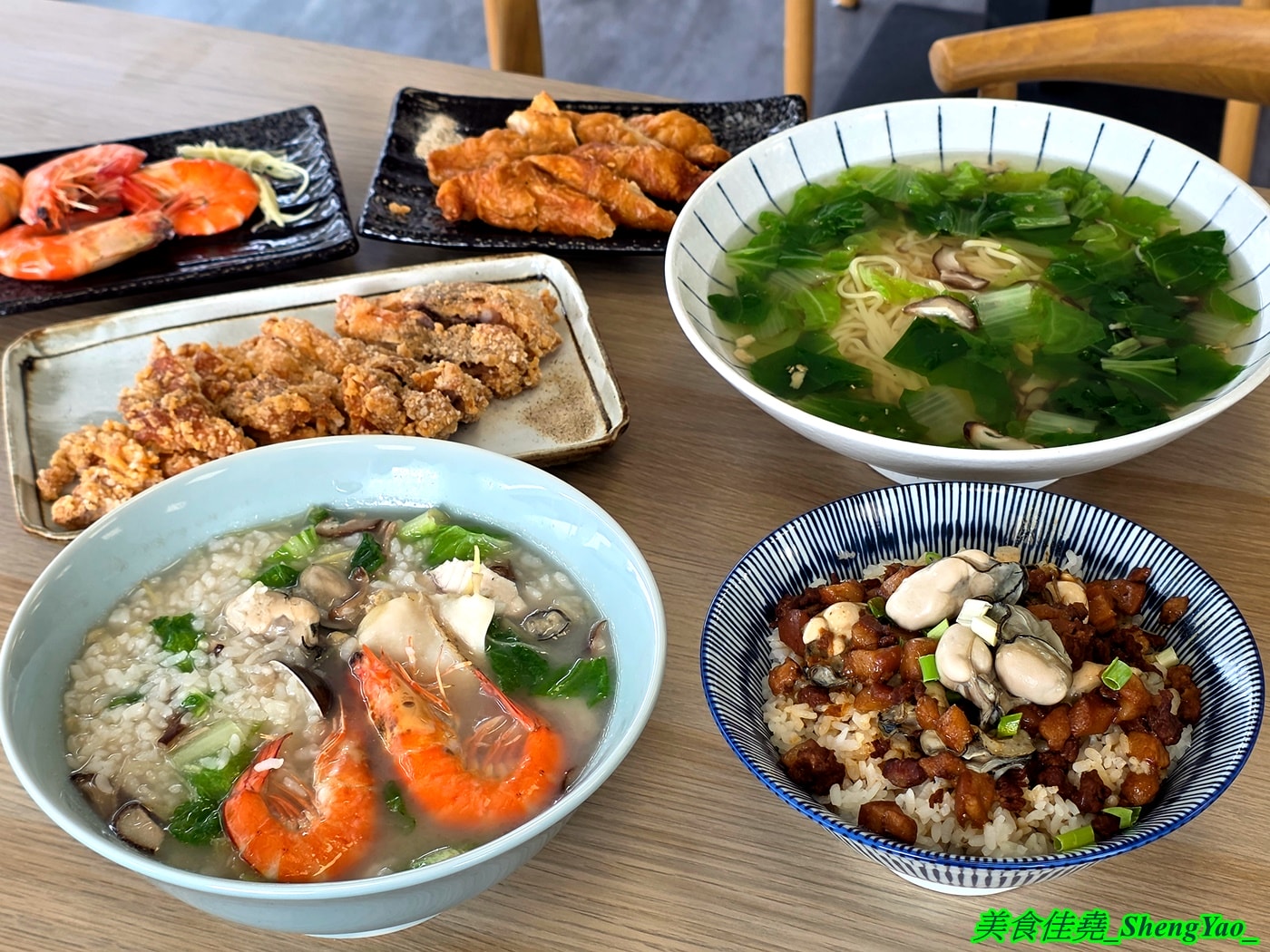[台中西屯]粥粥爆料 – 台中新開幕海鮮粥專賣店，海鮮食材像BUFFET吃到飽直接陳列在冰檯上，新鮮看得見，用料實在，價格合理，開幕期間消費滿百就送燙鮮蚵。