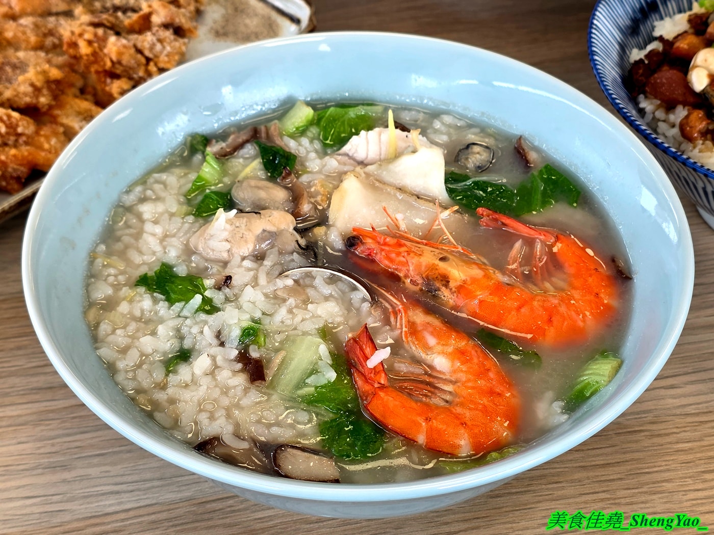 [台中西屯]粥粥爆料 – 台中新開幕海鮮粥專賣店，海鮮食材像BUFFET吃到飽直接陳列在冰檯上，新鮮看得見，用料實在，價格合理，開幕期間消費滿百就送燙鮮蚵。