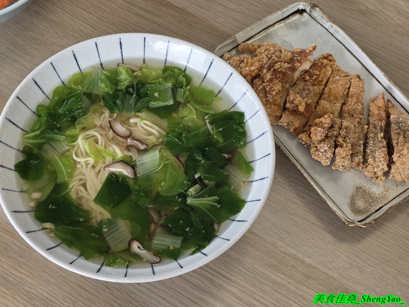 [台中西屯]粥粥爆料 – 台中新開幕海鮮粥專賣店，海鮮食材像BUFFET吃到飽直接陳列在冰檯上，新鮮看得見，用料實在，價格合理，開幕期間消費滿百就送燙鮮蚵。