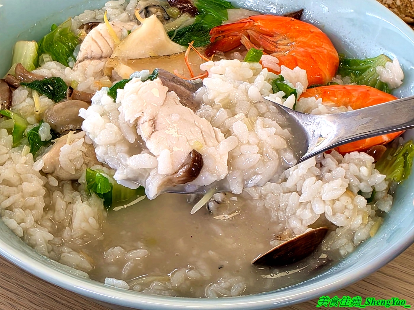 [台中西屯]粥粥爆料 – 台中新開幕海鮮粥專賣店，海鮮食材像BUFFET吃到飽直接陳列在冰檯上，新鮮看得見，用料實在，價格合理，開幕期間消費滿百就送燙鮮蚵。