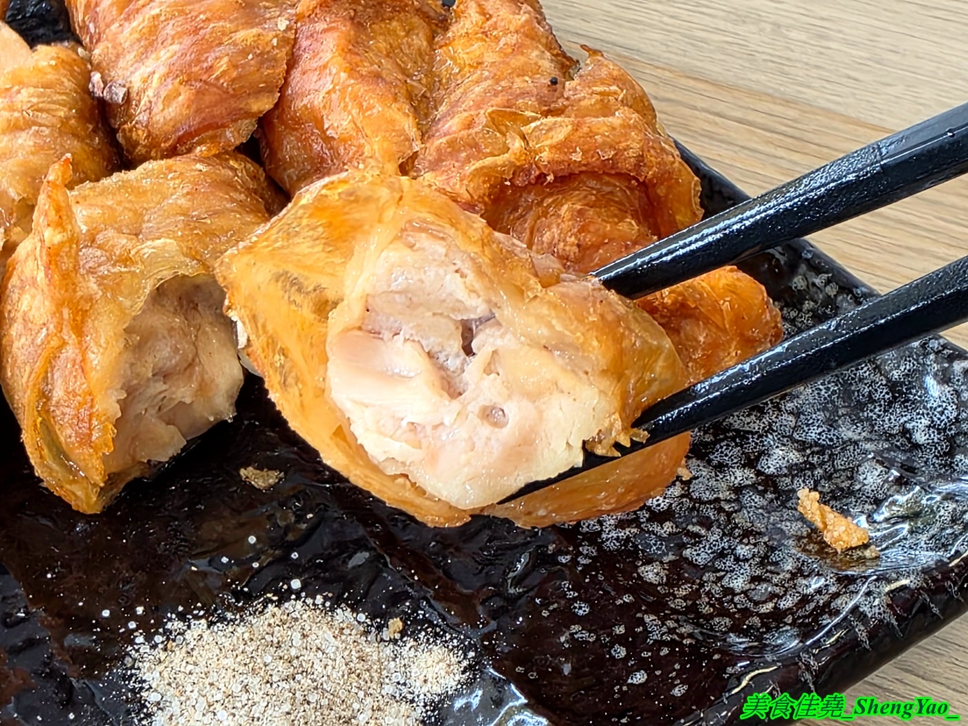 [台中西屯]粥粥爆料 – 台中新開幕海鮮粥專賣店，海鮮食材像BUFFET吃到飽直接陳列在冰檯上，新鮮看得見，用料實在，價格合理，開幕期間消費滿百就送燙鮮蚵。
