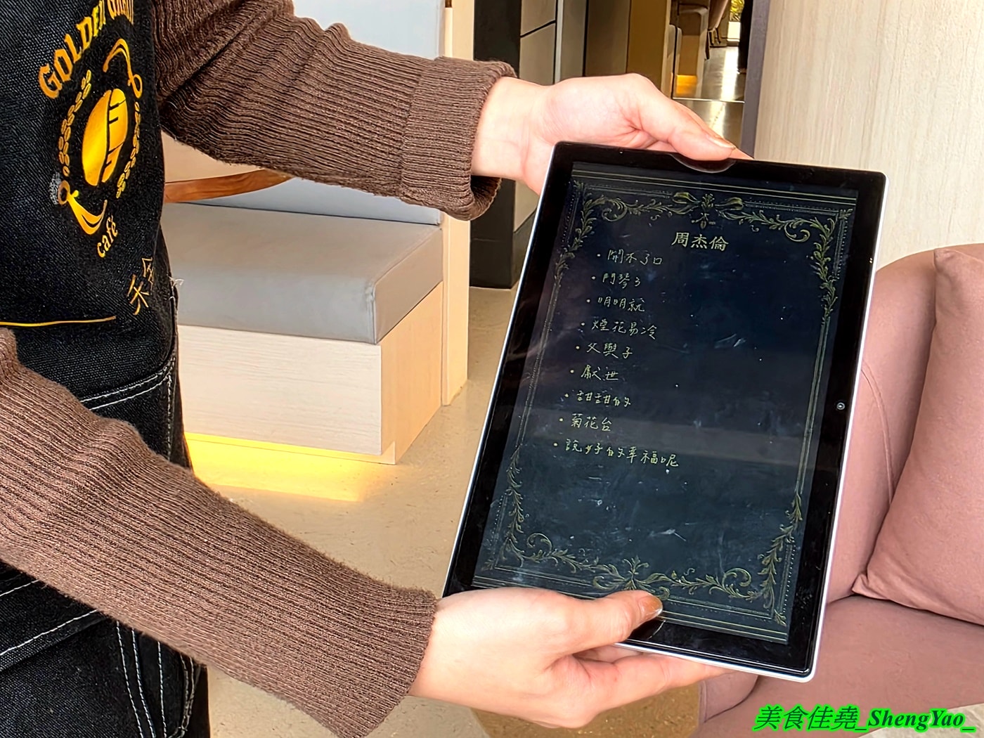 [台中沙鹿]禾金咖啡 – 沙鹿第一間音樂主題咖啡廳，自動彈的鋼琴好酷還可以點歌，裝潢很美很好拍，餐點精緻好吃，炙燒焦糖巴斯克蛋糕必點。
