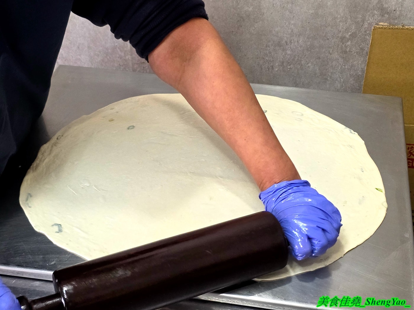 [台中沙鹿]何佳佳蔥油餅 沙鹿店 – 靜宜商圈也有何佳佳蔥油餅了，手工現擀餅皮，香酥有嚼勁，份量十足，當作正餐吃也OK。