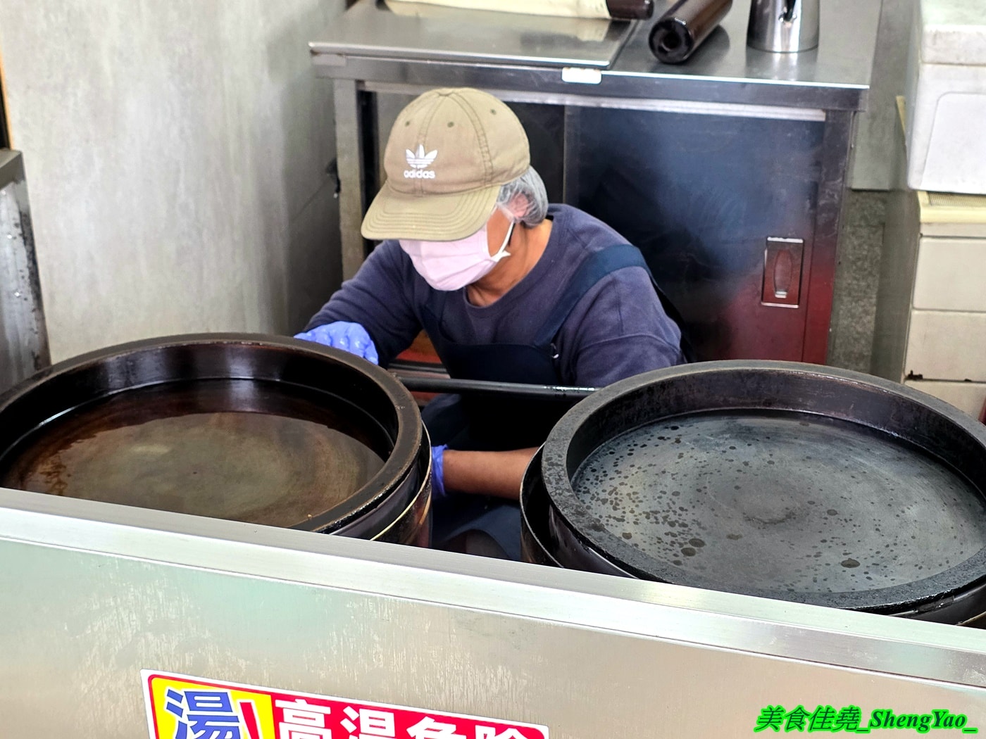 [台中沙鹿]何佳佳蔥油餅 沙鹿店 – 靜宜商圈也有何佳佳蔥油餅了，手工現擀餅皮，香酥有嚼勁，份量十足，當作正餐吃也OK。