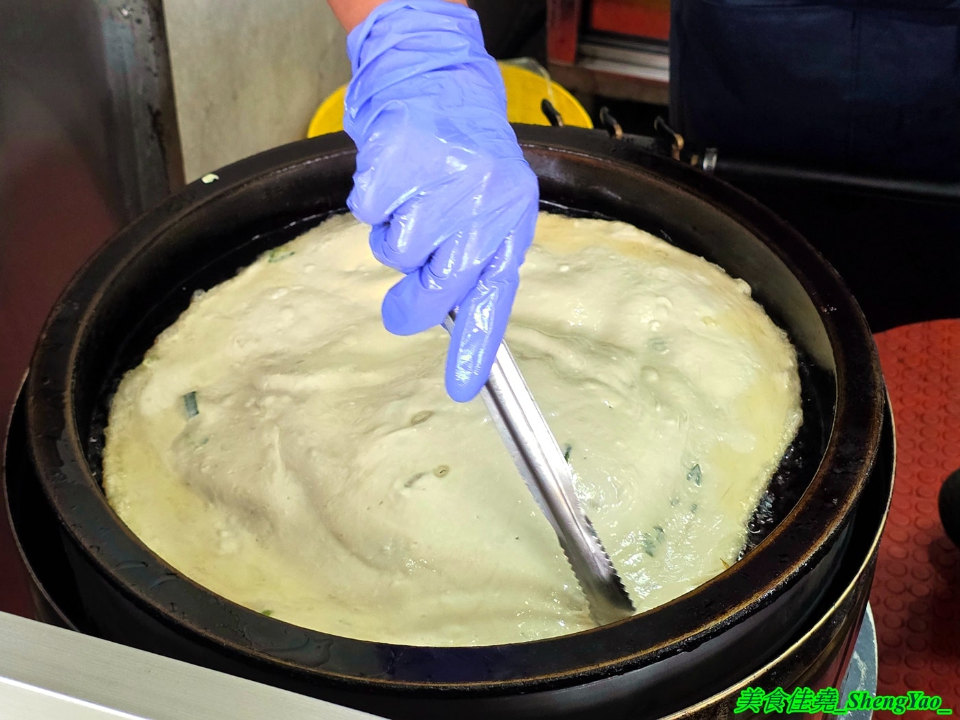 [台中沙鹿]何佳佳蔥油餅 沙鹿店 – 靜宜商圈也有何佳佳蔥油餅了，手工現擀餅皮，香酥有嚼勁，份量十足，當作正餐吃也OK。