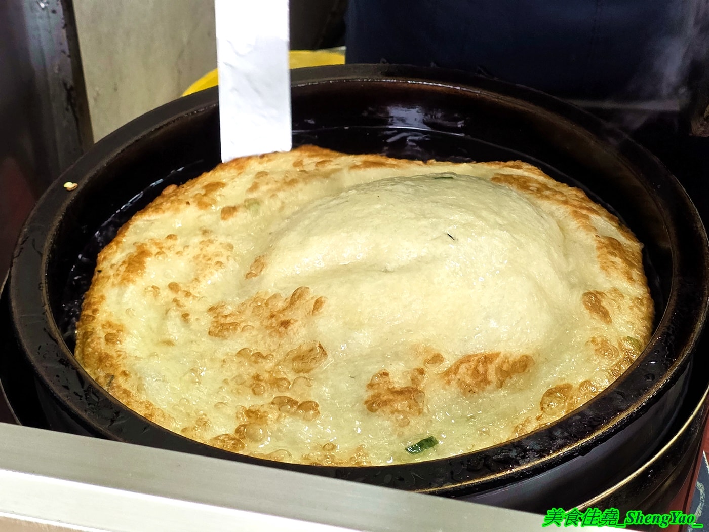 [台中沙鹿]何佳佳蔥油餅 沙鹿店 – 靜宜商圈也有何佳佳蔥油餅了，手工現擀餅皮，香酥有嚼勁，份量十足，當作正餐吃也OK。