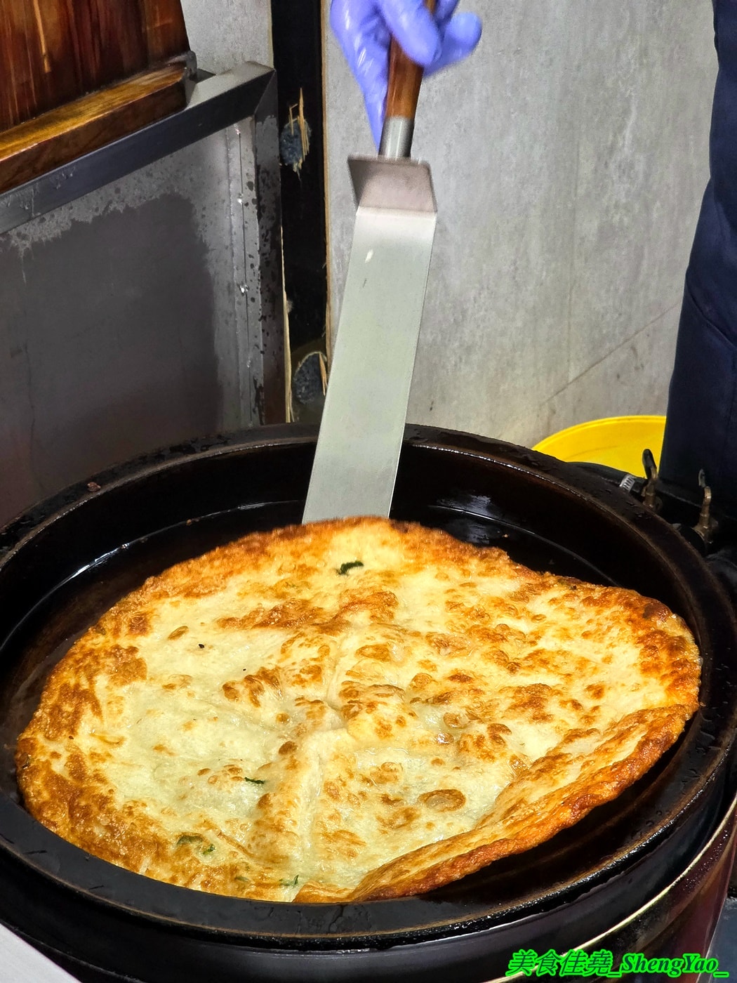 [台中沙鹿]何佳佳蔥油餅 沙鹿店 – 靜宜商圈也有何佳佳蔥油餅了，手工現擀餅皮，香酥有嚼勁，份量十足，當作正餐吃也OK。