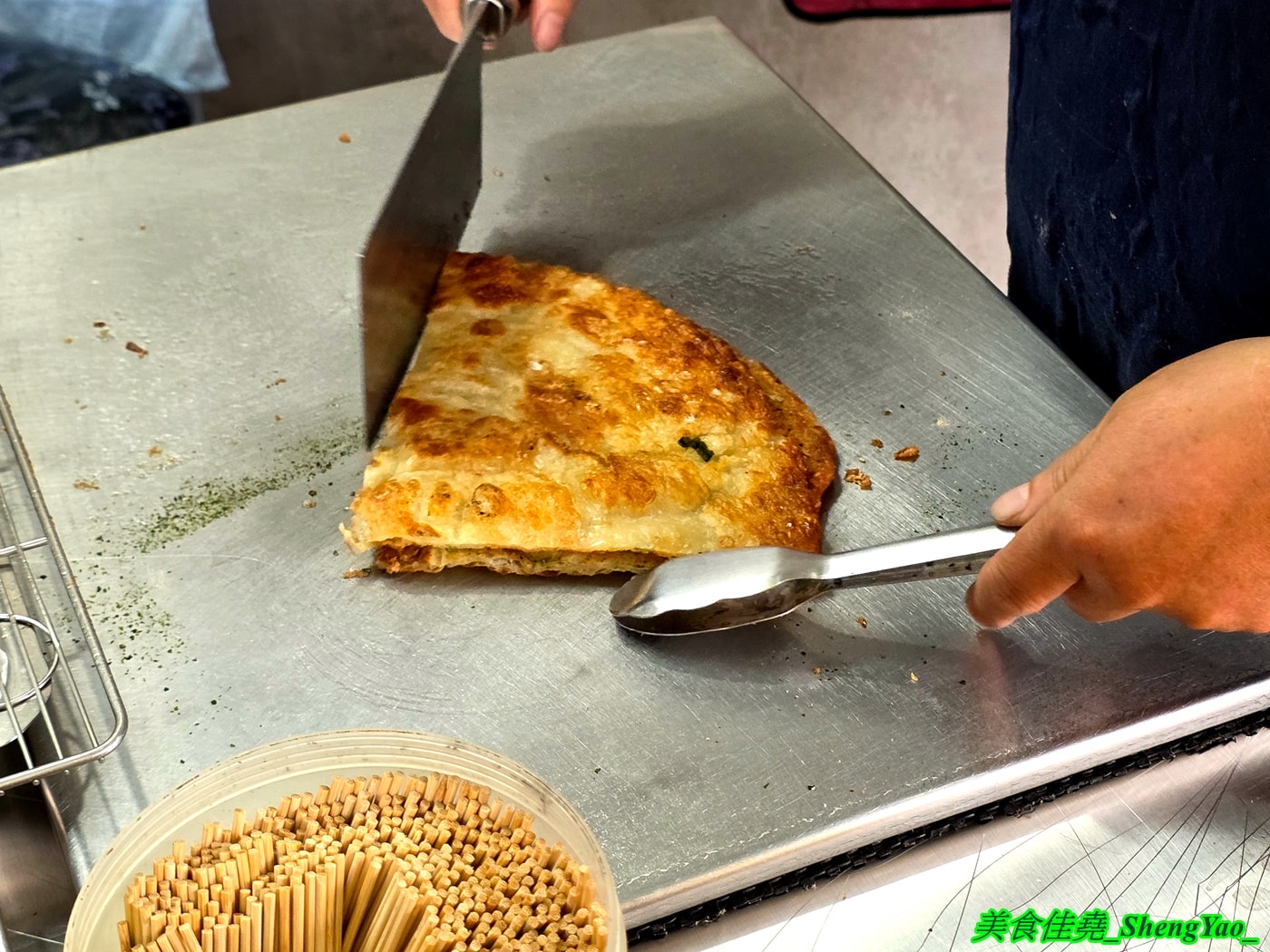 [台中沙鹿]何佳佳蔥油餅 沙鹿店 – 靜宜商圈也有何佳佳蔥油餅了，手工現擀餅皮，香酥有嚼勁，份量十足，當作正餐吃也OK。