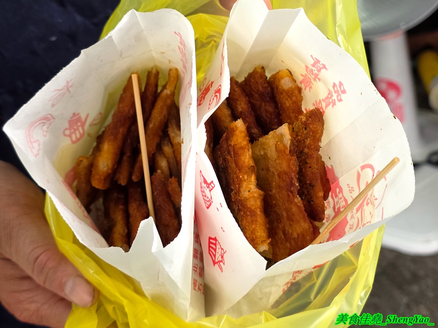 [台中沙鹿]何佳佳蔥油餅 沙鹿店 – 靜宜商圈也有何佳佳蔥油餅了，手工現擀餅皮，香酥有嚼勁，份量十足，當作正餐吃也OK。