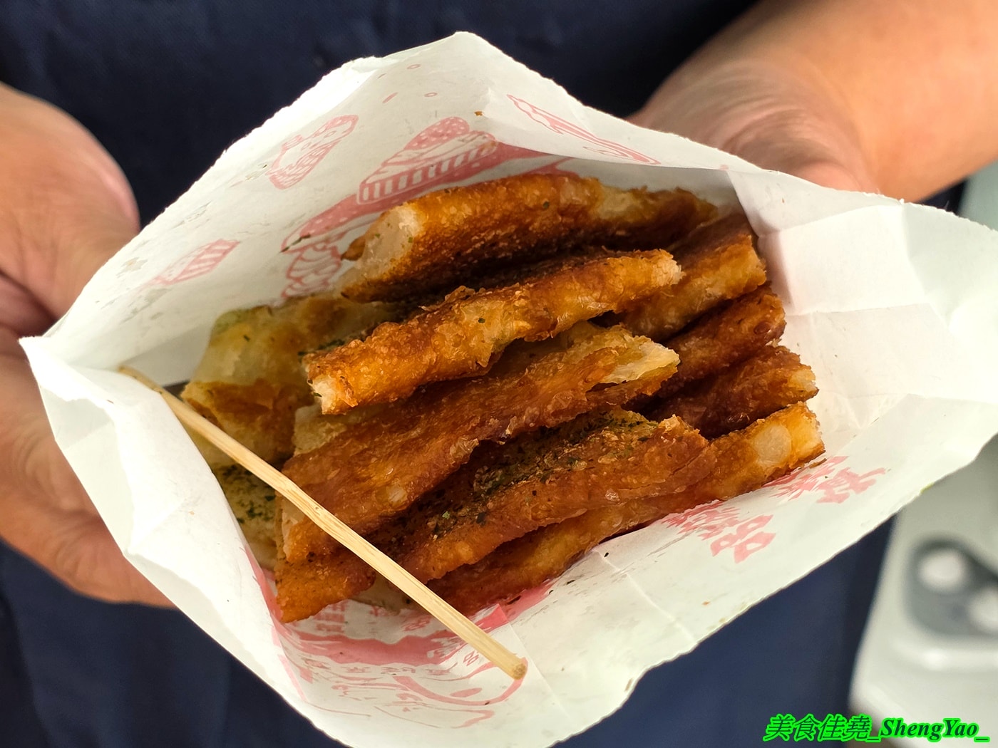 [台中沙鹿]何佳佳蔥油餅 沙鹿店 – 靜宜商圈也有何佳佳蔥油餅了，手工現擀餅皮，香酥有嚼勁，份量十足，當作正餐吃也OK。