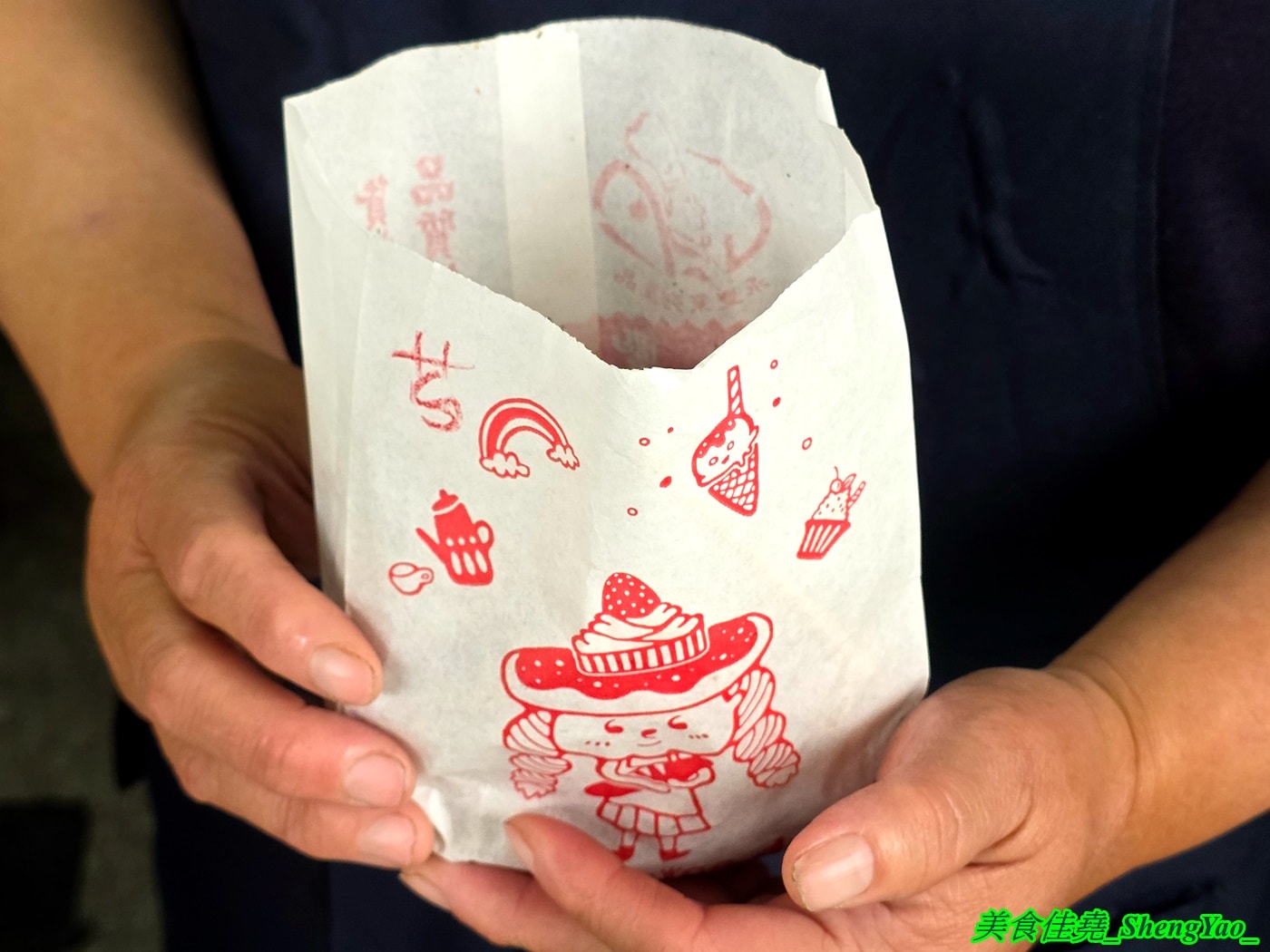 [台中沙鹿]何佳佳蔥油餅 沙鹿店 – 靜宜商圈也有何佳佳蔥油餅了，手工現擀餅皮，香酥有嚼勁，份量十足，當作正餐吃也OK。