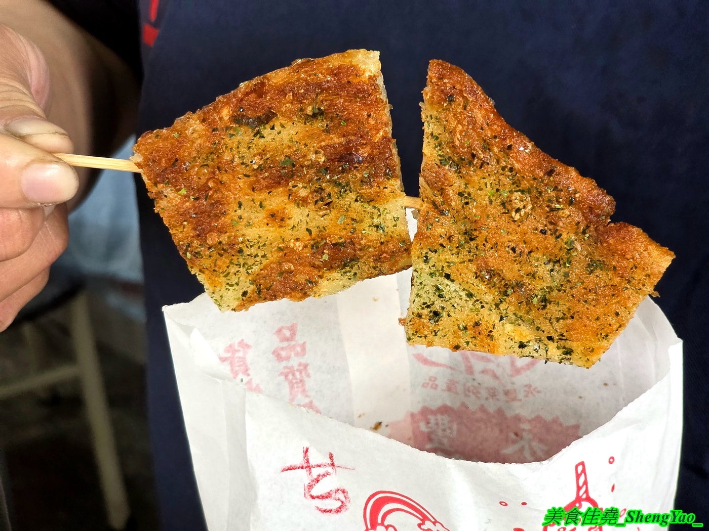 [台中沙鹿]何佳佳蔥油餅 沙鹿店 – 靜宜商圈也有何佳佳蔥油餅了，手工現擀餅皮，香酥有嚼勁，份量十足，當作正餐吃也OK。