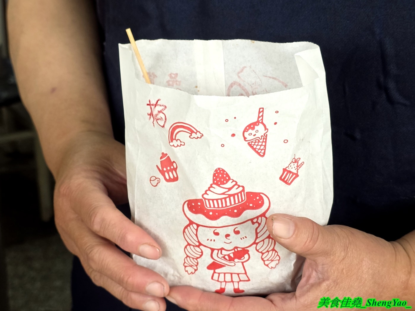 [台中沙鹿]何佳佳蔥油餅 沙鹿店 – 靜宜商圈也有何佳佳蔥油餅了，手工現擀餅皮，香酥有嚼勁，份量十足，當作正餐吃也OK。