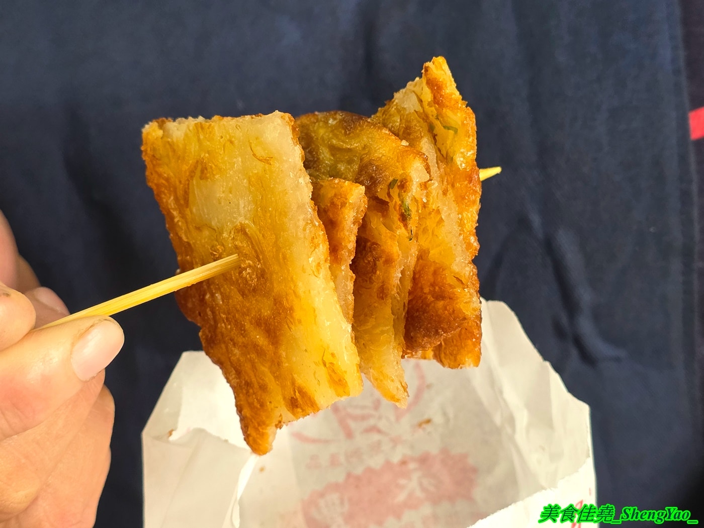 [台中沙鹿]何佳佳蔥油餅 沙鹿店 – 靜宜商圈也有何佳佳蔥油餅了，手工現擀餅皮，香酥有嚼勁，份量十足，當作正餐吃也OK。