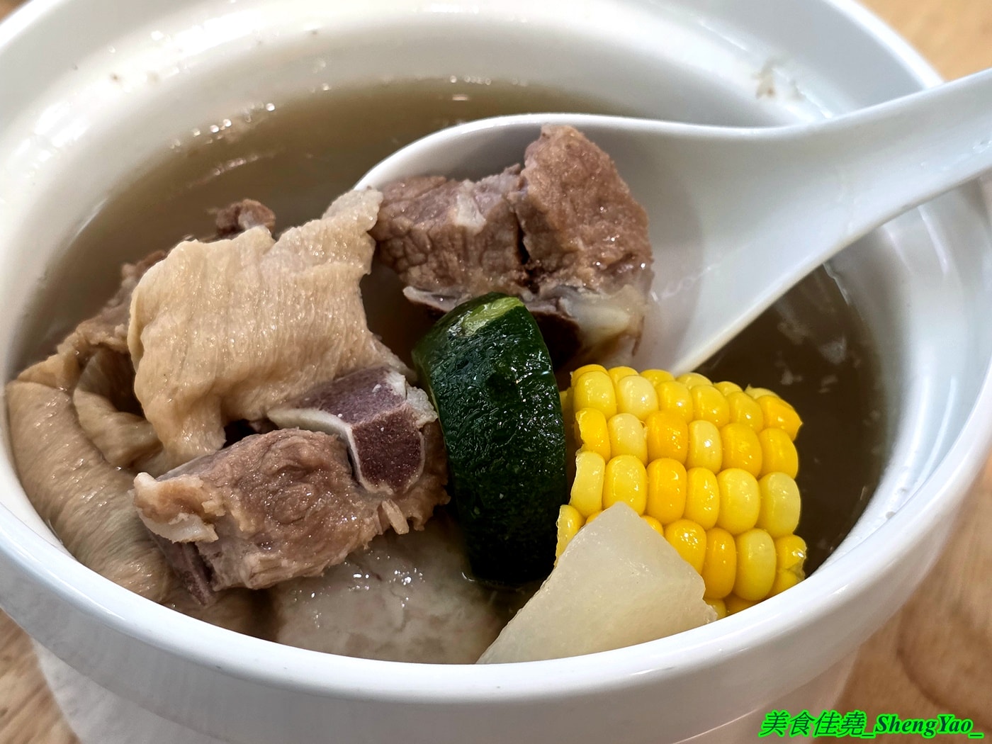 [台中梧棲]六斧燉湯 梧棲中興店 – 海線人氣燉湯新分店，燉湯種類多樣，還有飯麵類可以搭配。