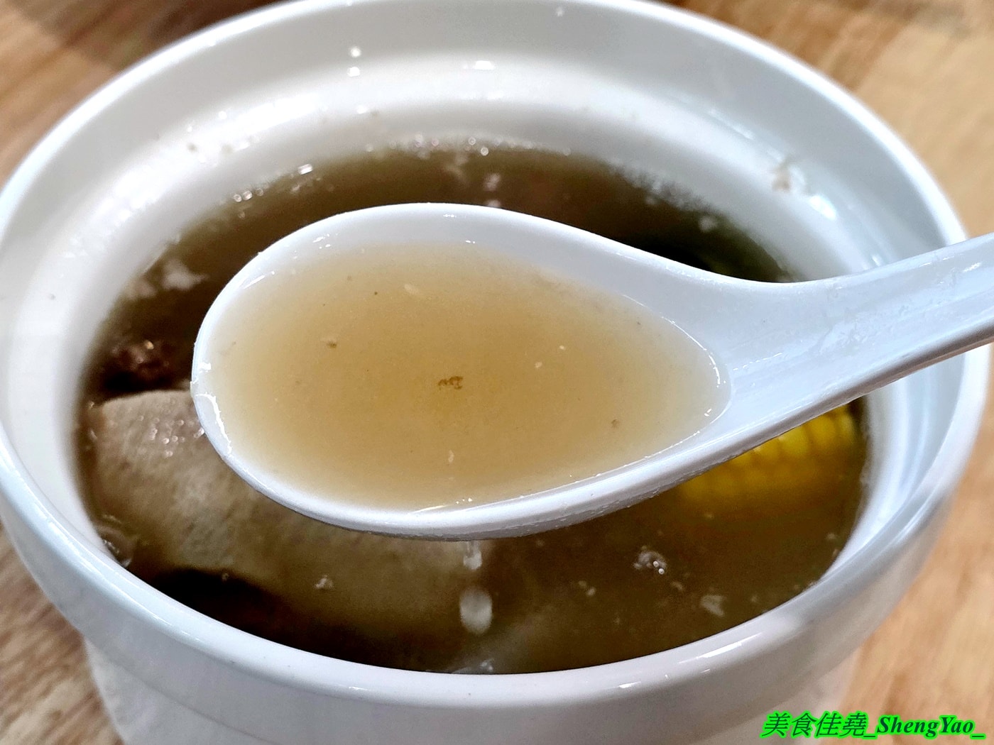 [台中梧棲]六斧燉湯 梧棲中興店 – 海線人氣燉湯新分店，燉湯種類多樣，還有飯麵類可以搭配。