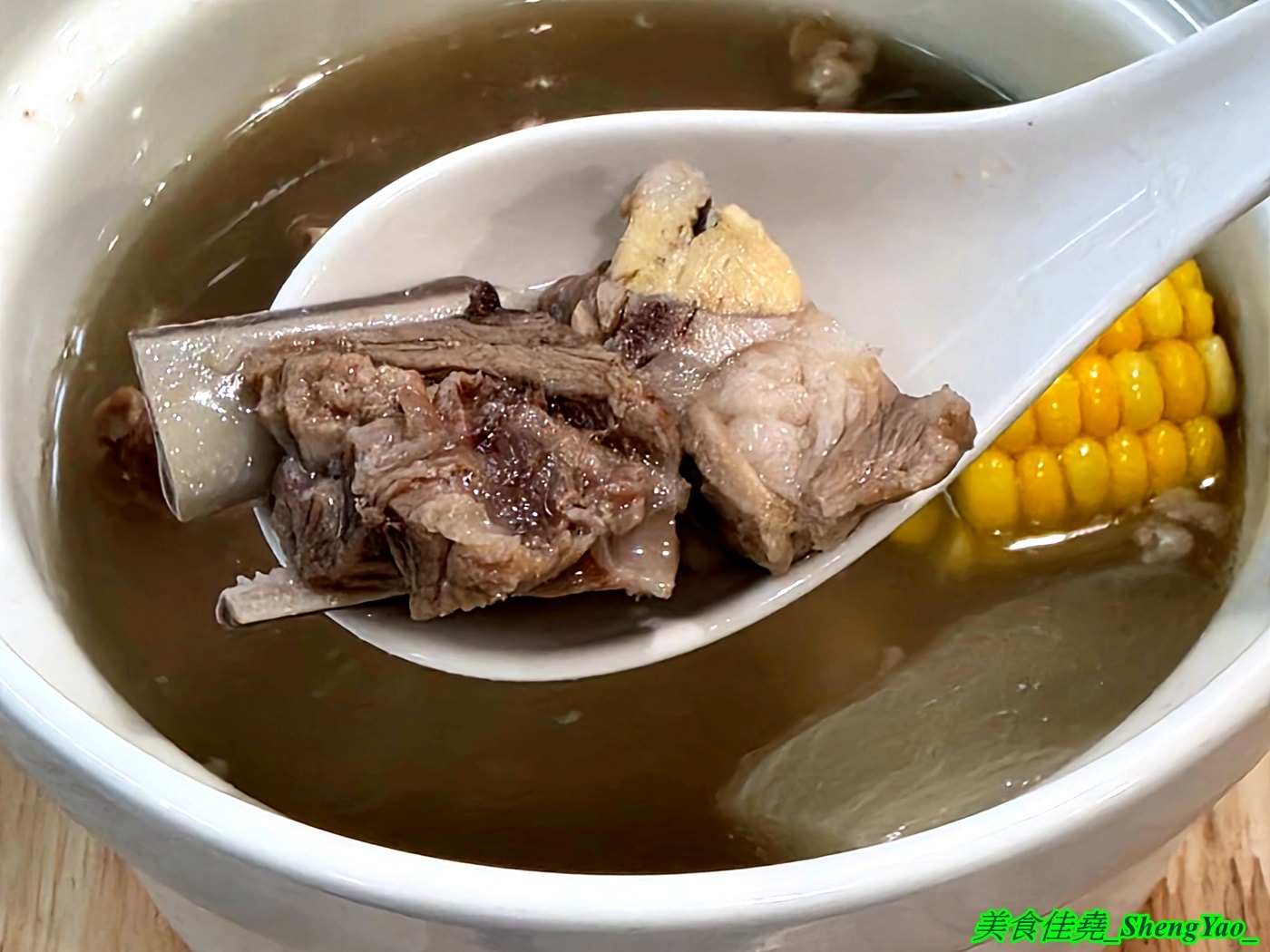 [台中梧棲]六斧燉湯 梧棲中興店 – 海線人氣燉湯新分店，燉湯種類多樣，還有飯麵類可以搭配。