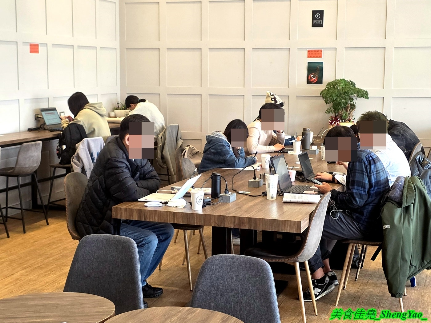 [台中梧棲]慕諾咖啡 – 海線新品牌不限時咖啡廳，百元早餐還附飲料太超值，甜點也好吃，空間寬敞，有插座和WIFI，聊天聚餐讀書好地方。