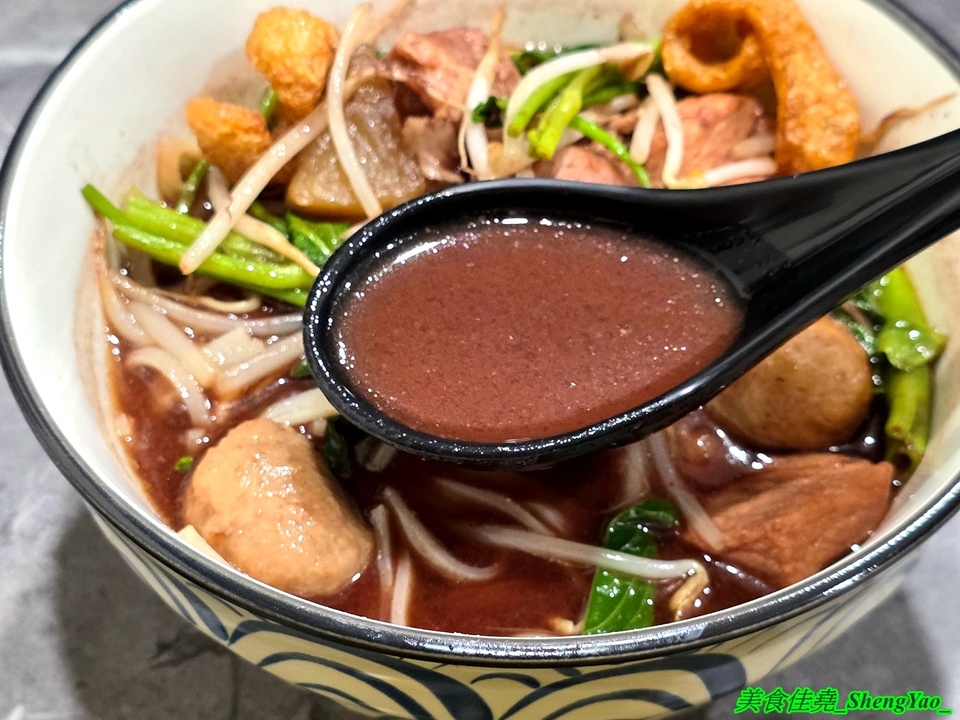 [台中豐原]泰饗船麵 – 豐原也有泰式船麵啦，老闆遠赴泰國學習，口味不錯，連調味料都好道地，大推酸辣湯頭，酸辣夠味超過癮。