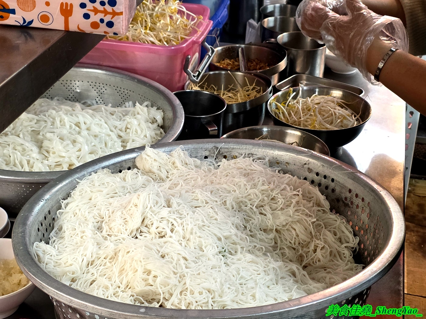 [台中沙鹿]武林越式料理 – 海線最特別的越南小吃，招牌是冰果店讓人莫名奇妙，大推河粉，大碗公份量才賣100元，糯米飯也很好吃。