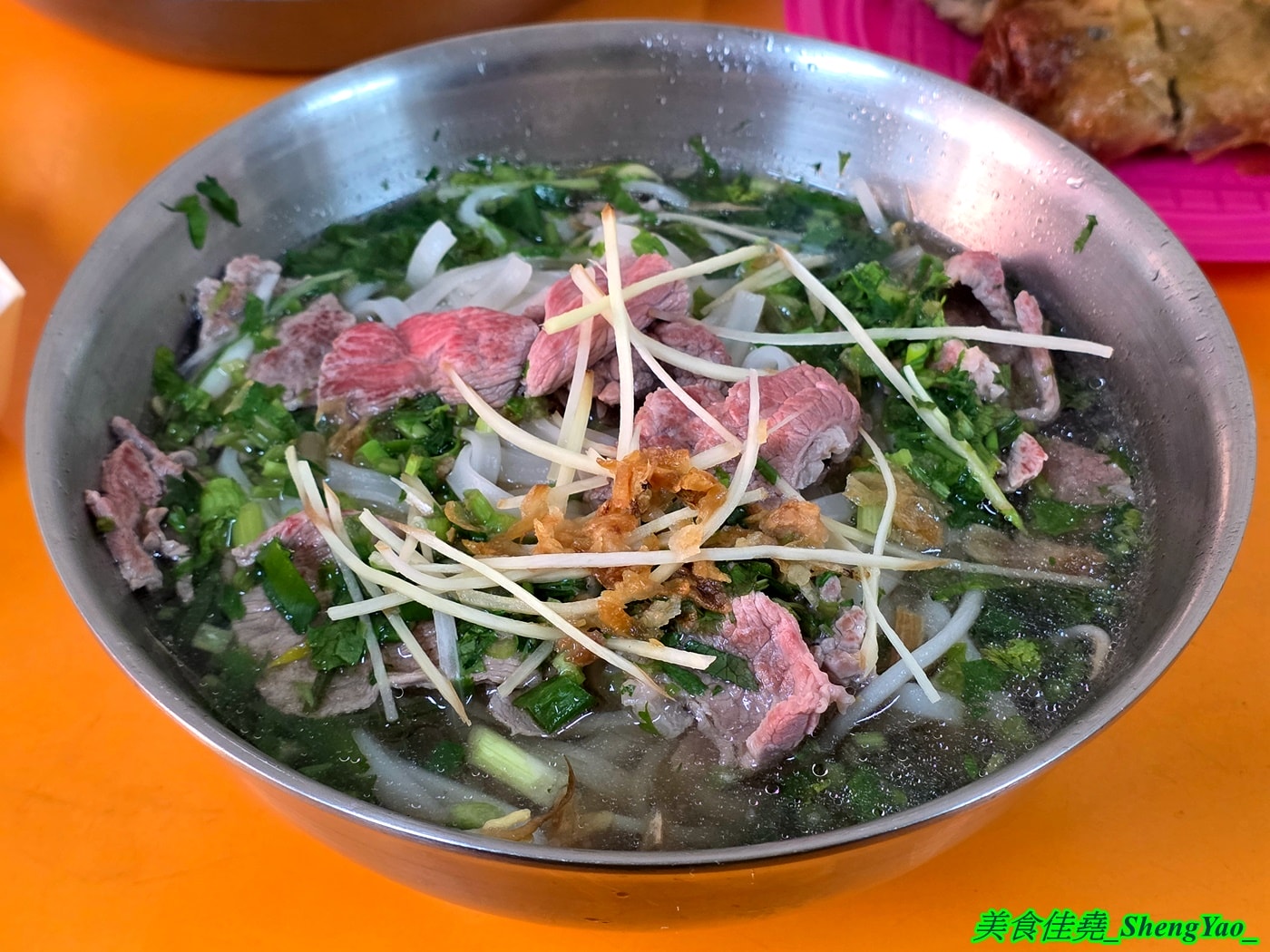 [台中沙鹿]武林越式料理 – 海線最特別的越南小吃，招牌是冰果店讓人莫名奇妙，大推河粉，大碗公份量才賣100元，糯米飯也很好吃。